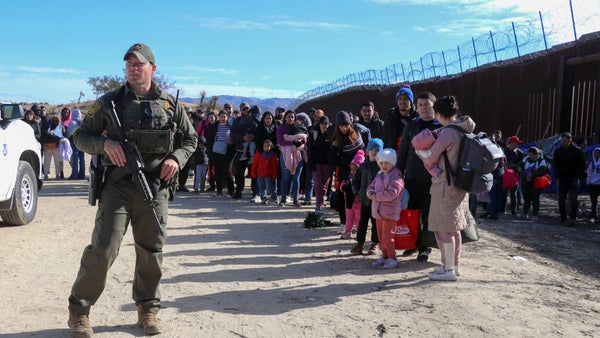 Biden envía una comitiva para negociar nuevas medidas migratorias con López Obrador