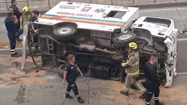 Una ambulancia se volcó en el norte de Bogotá Una ambulancia se volcó en el norte de Bogotá