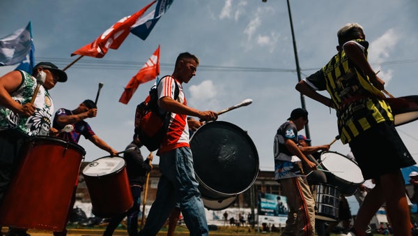 En imágenes: manifestantes cierran vías en Argentina en protesta de los planes económicos del presidente Milei