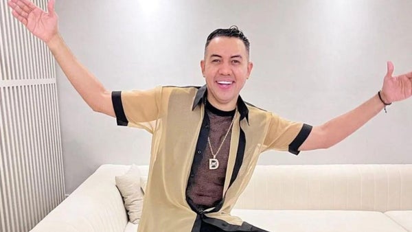 Cantante de vallenato recibe críticas: 'Disparó' pólvora en fiesta de año nuevo Cantante de vallenato recibe críticas: 'Disparó' pólvora en fiesta de año nuevo