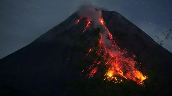 Cerca de 1.200 evacuados por la erupción del volcán Lewotobi en Indonesia