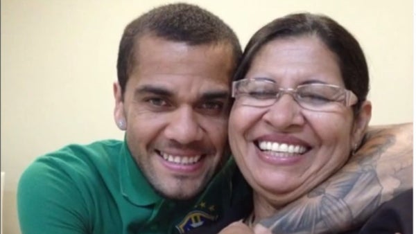 Presunta víctima de Dani Alves acusa a la madre del jugador por exponerla públicamente