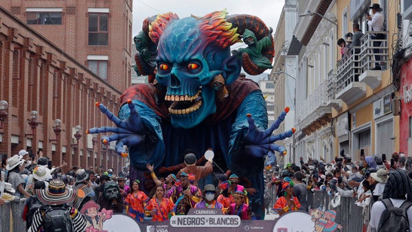 Carnaval de Negros y Blancos: desfile magnífico celebrando la riqueza cultural Carnaval de Negros y Blancos: desfile magnífico celebrando la riqueza cultural