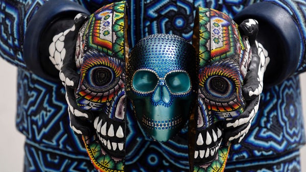 Museo mexicano exhibe cráneos de personajes hechos con arte indígena y cristales Swarovski