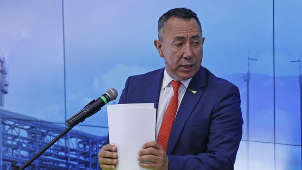 Petro debe pedirle la renuncia a Roa