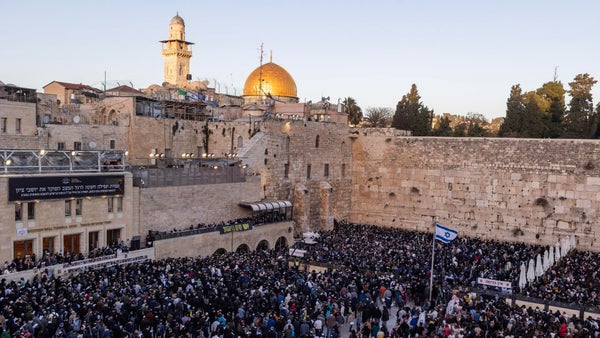 Rezan por la liberación de los rehenes de Hamás en el Muro de las Lamentaciones