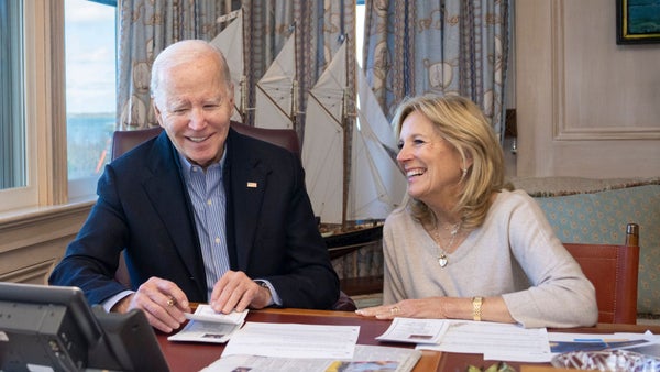 Joe Biden y su esposa, Jill, ganaron cerca de 620.000 dólares en 2023 Joe Biden y su esposa, Jill, ganaron cerca de 620.000 dólares en 2023