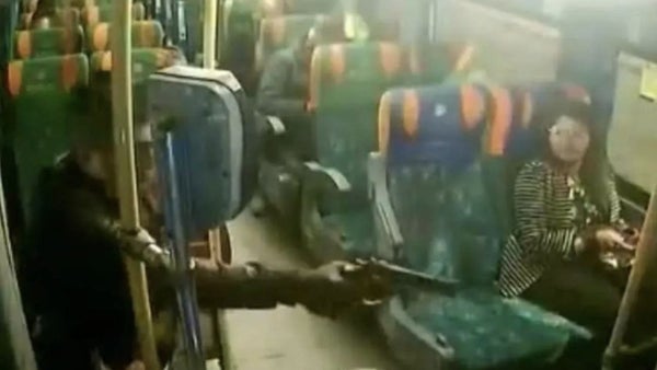 Bogotá: Ladrones atracan a mano armada bus de servicio público