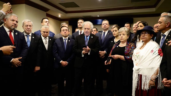 La OEA y la UE piden al Congreso de Guatemala que le entregue el poder a Arévalo