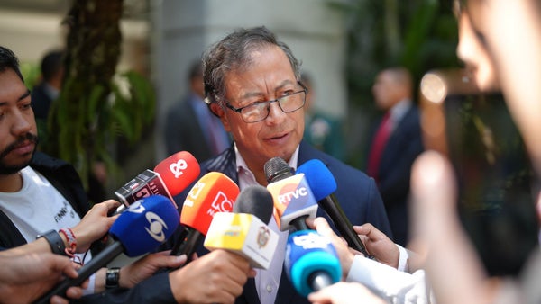 Petro defiende la 'Casa de Colombia' arrendada en Davos frente a la polémica por su costo