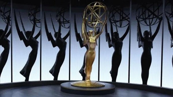 Belleza y elegancia en la alfombra de los Emmy