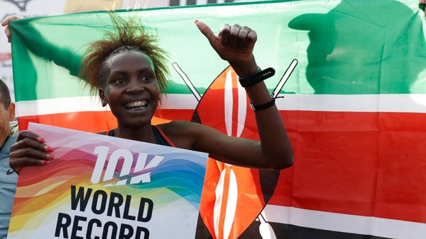 Agnes Ngetich, atleta keniana, rompe el récord mundial de los 10 km en Valencia Agnes Ngetich, atleta keniana, rompe el récord mundial de los 10 km en Valencia