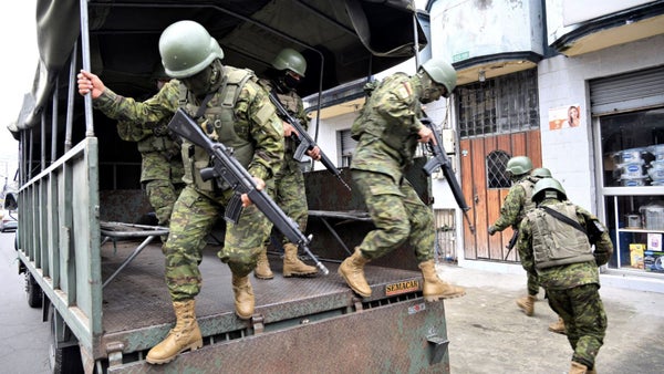 Asesinan a un guardia carcelario en Ecuador en medio de "conflicto armado interno"