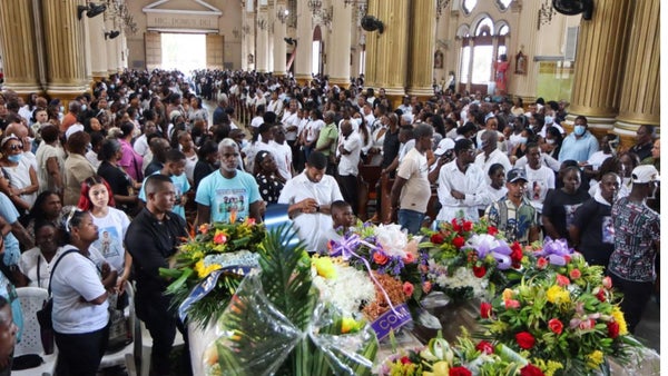 Multitud despide con llantos y lamentos a fallecidos por derrumbes en el oeste de Colombia Multitud despide con llantos y lamentos a fallecidos por derrumbes en el oeste de Colombia