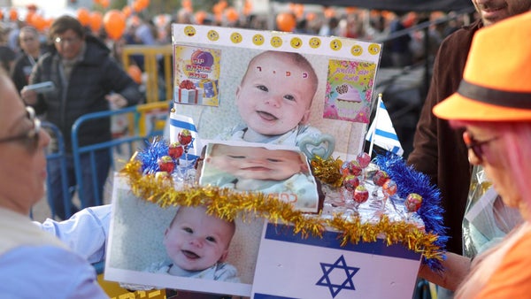 El bebé Kfir Bibas, el rehén más pequeño de Hamás, cumple en cautiverio un año de edad