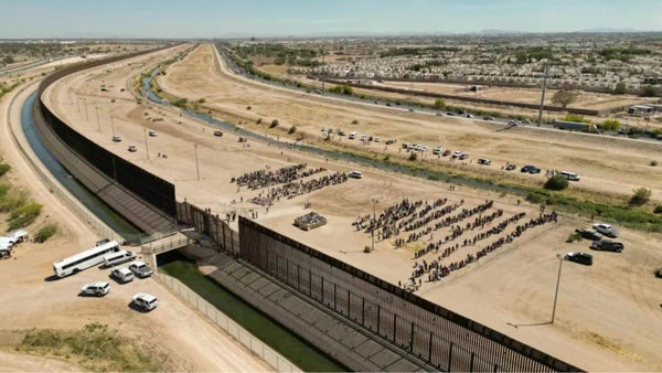 EE.UU. y México retoman el viernes las negociaciones migratorias ante la crisis fronteriza