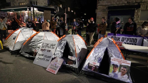 Familiares de los rehenes en Gaza acampan como protesta frente a residencia de Netanyahu Familiares de los rehenes en Gaza acampan como protesta frente a residencia de Netanyahu