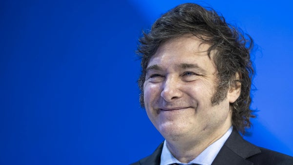 Argentina logra otro superávit fiscal en febrero y Milei afirma que es "inamovible"