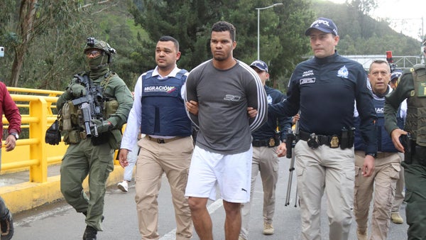 Colombia recibe al jefe del Frente Oliver Sinisterra, deportado de Ecuador