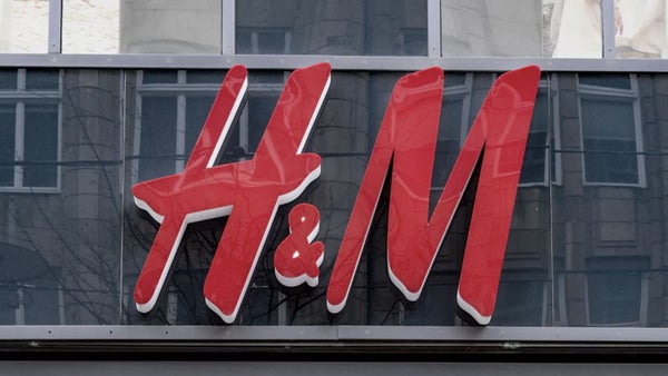 H&M retira un anuncio en Australia tras recibir críticas por sexualizar a niñas