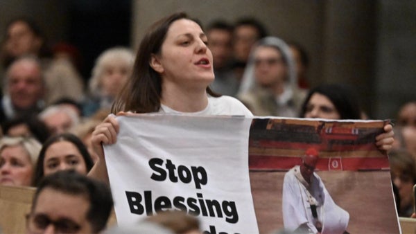 Dos jóvenes protestan en la misa del papa contra las corridas de toros