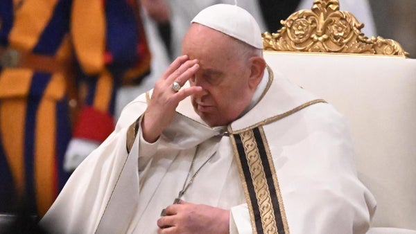 El papa denuncia la "locura" de la guerra, que mata a "muchos jóvenes"