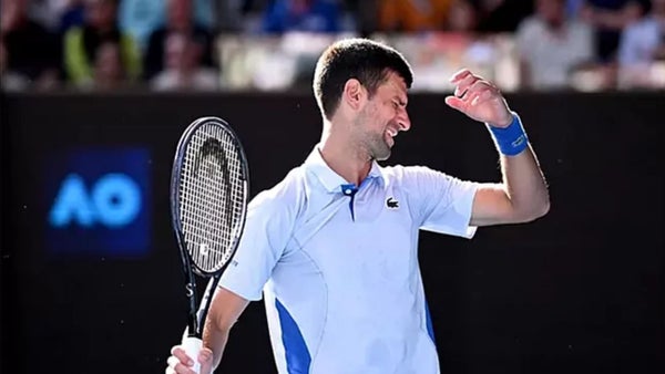 Jannik Sinner sorprende al N° 1 Djokovic, poniendo fin a su invicto en el Abierto de Australia