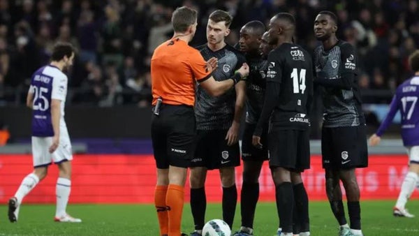 Polémica en el fútbol belga: se repetirá el juego entre Anderlecht y Genk por error del VAR
