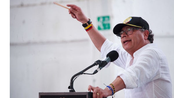 Petro advierte sobre posibles arrestos del fiscal Barbosa