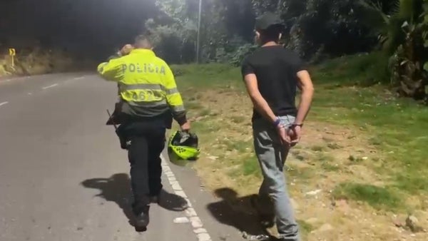 Ejército detiene a un hombre por iniciar fogata cerca de área afectada por incendio en Bogotá