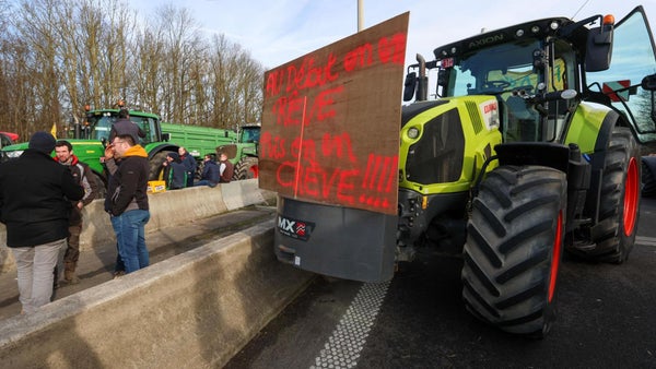 🎥 VIDEO: así se ve la protesta agraria en Bélgica. Tractores bloquean vías en el intercambiador de Daussoulx