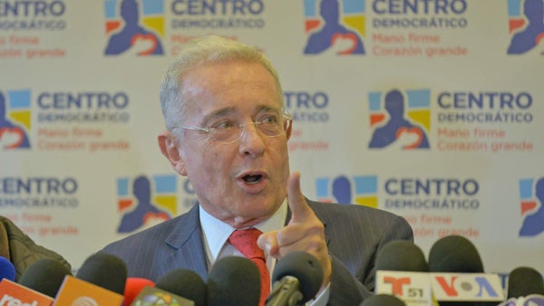 Álvaro Uribe Vélez gana tutela y juez deberá reprogramar audiencia en su contra para analizar pruebas clave Álvaro Uribe Vélez gana tutela y juez deberá reprogramar audiencia en su contra para analizar pruebas clave