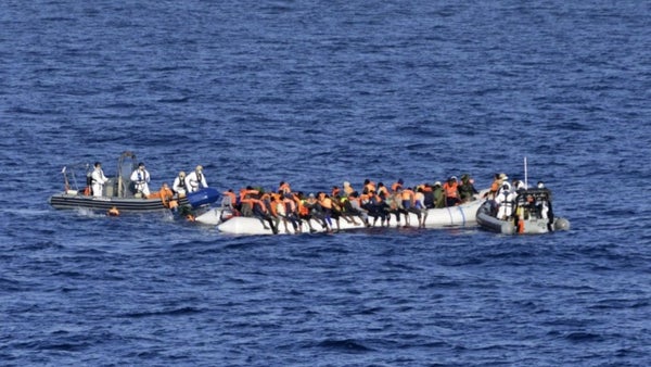 Dos niñas y una mujer muertas en el naufragio de un barco con migrantes en Colombia