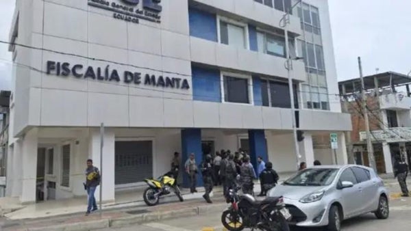Hombres armados atacan la sede de la Fiscalía en Manta, en el este de Ecuador