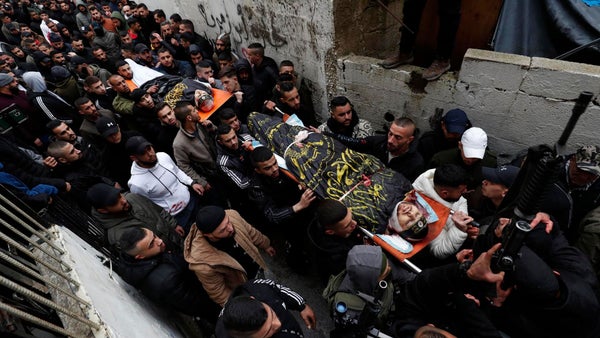 Soldados israelíes encubiertos matan a tres milicianos palestinos