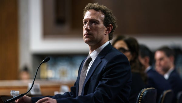 Zuckerberg pide perdón a los padres de víctimas de abuso infantil en redes sociales