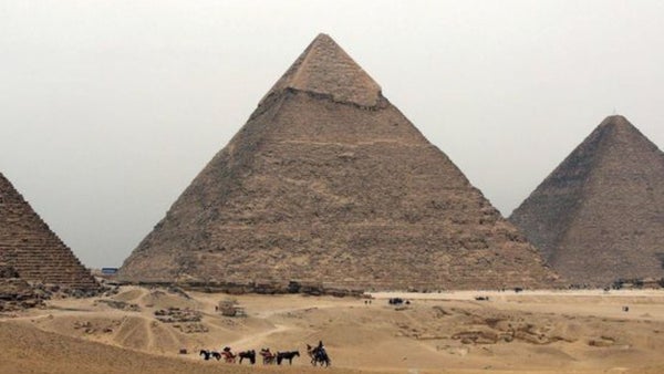 Polémico proyecto pretende restaurar pirámide de Guiza