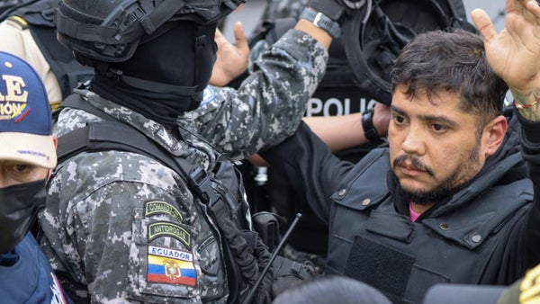 Ecuador entrega a Colombia a supuesto líder del Cartel del Norte del Valle