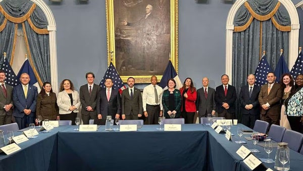 Nueva York y cónsules latinoamericanos trabajarán en conjunto temas migratorios Nueva York y cónsules latinoamericanos trabajarán en conjunto temas migratorios