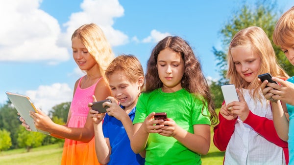Consejos para gestionar el tiempo que los niños pasan con el celular