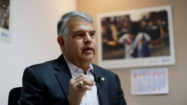 El candidato presidencial salvadoreño Luis Parada, el primero en votar y por internet