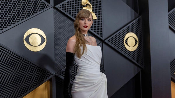 Taylor Swift hace historia en los Grammy 2024: cuatro galardones para 'Midnights'