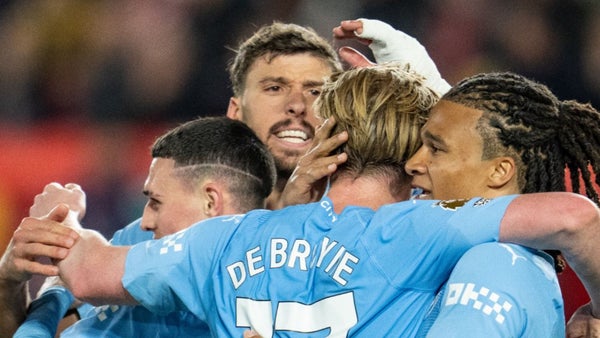 Manchester City ganó y recortó distancia con el Liverpool en la Premier