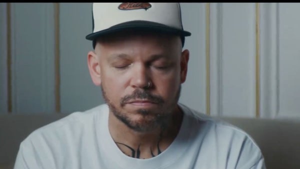 Residente anuncia un nuevo álbum con un original video de terapia junto a Najwa Nimri