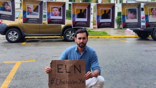 José Uscátegui amarrado a las rejas de la embajada de Colombia en Cuba