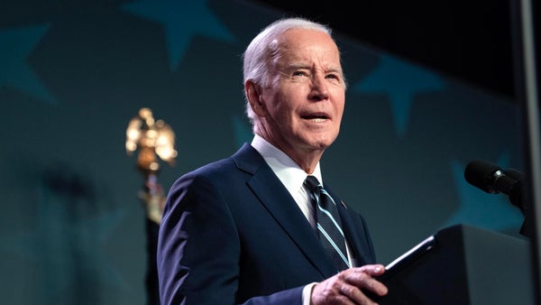 Biden bromea sobre su memoria: "He estado aquí un tiempo y sí, lo recuerdo"