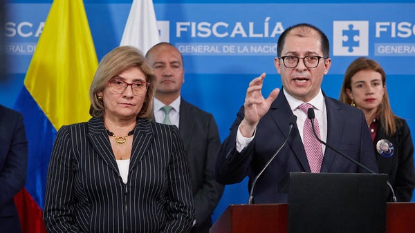 Exfiscal general aboga por respeto entre poderes del Estado al dejar el cargo