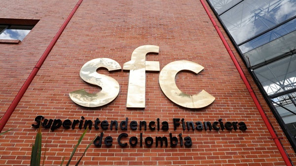 Superfinanciera examina la labor de asesores financieros en redes sociales