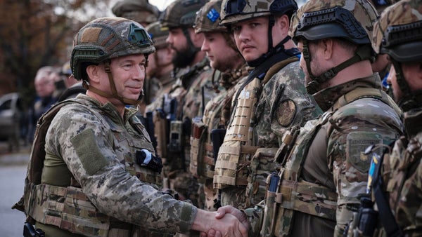 Ucrania se esfuerza por repeler los avances rusos en Donetsk en medio de falta de recursos