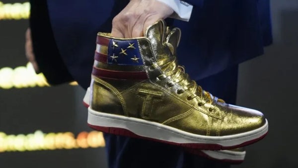 Trump lanza una marca de zapatos deportivos tras la multa millonaria que le impuso un juez Trump lanza una marca de zapatos deportivos tras la multa millonaria que le impuso un juez